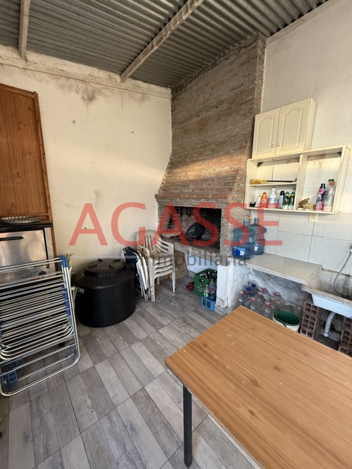 VENDO AMPLIA CASA CON LOCAL. CALLE VICE GOB. JOSE MARIA GARAYALDE