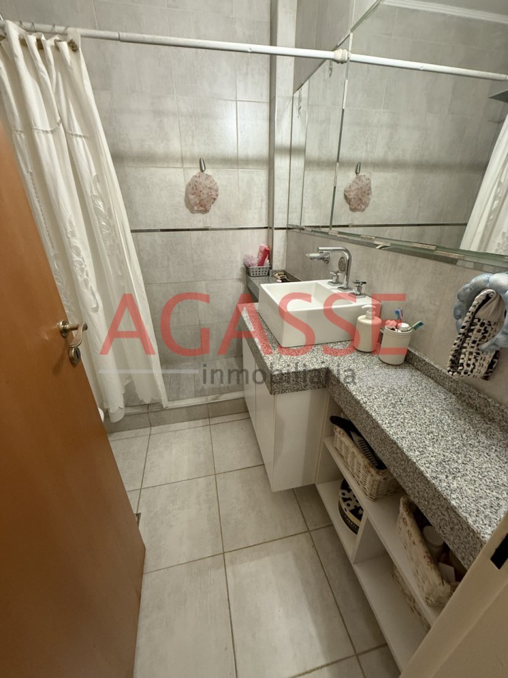 VENDO EXCELENTE DUPLEX 3 DORMITORIOS. PISCINA. 