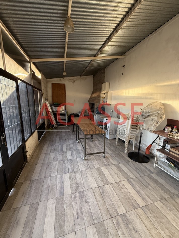 VENDO AMPLIA CASA CON LOCAL. CALLE VICE GOB. JOSE MARIA GARAYALDE