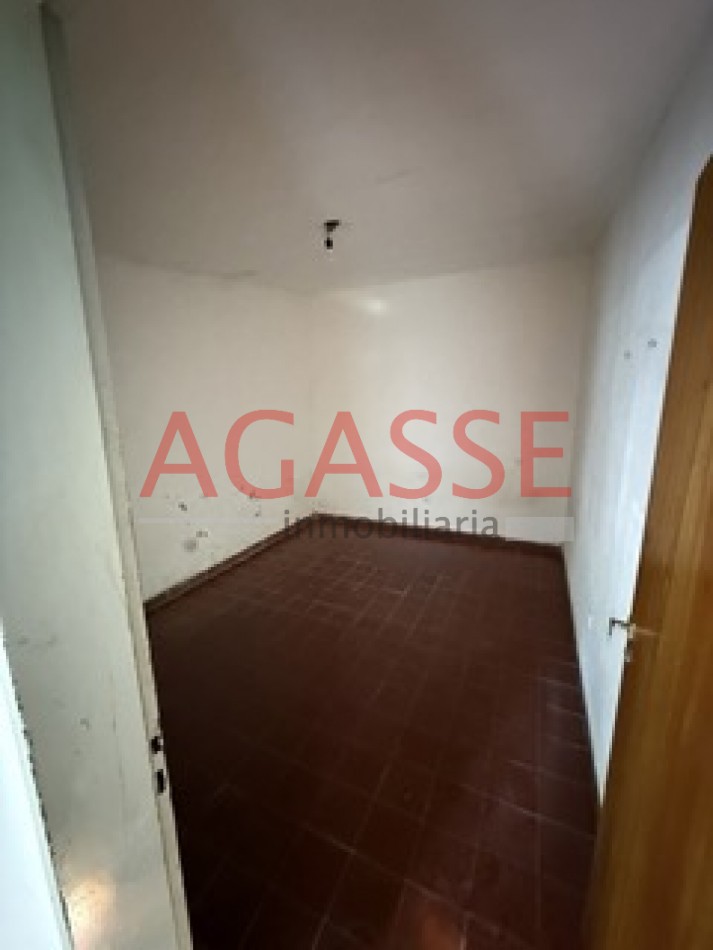 CALLE CASTAÑEDA . ALQUILO CASA DE 2 DORMITORIOS Y FONDO