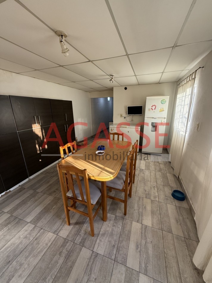 VENDO AMPLIA CASA CON LOCAL. CALLE VICE GOB. JOSE MARIA GARAYALDE