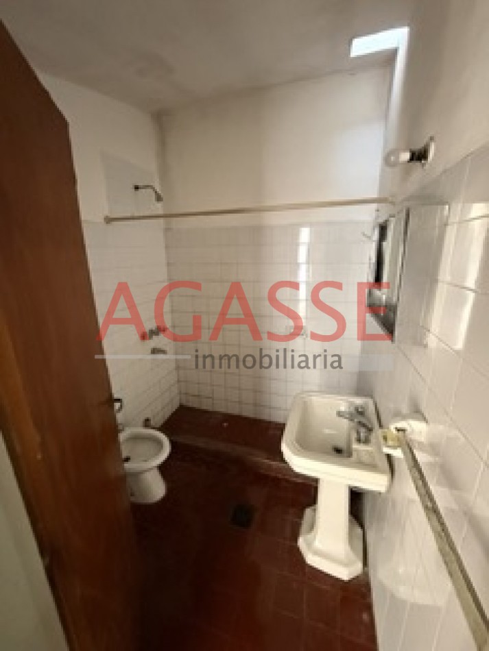 CALLE CASTAÑEDA . ALQUILO CASA DE 2 DORMITORIOS Y FONDO