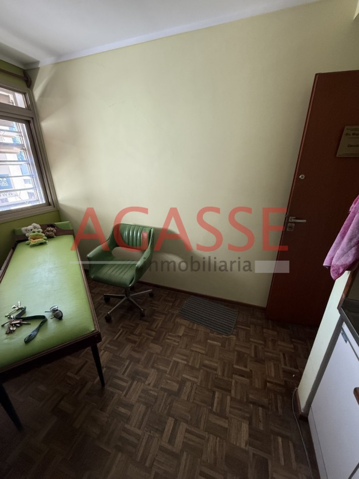 CALLE LIBERTAD. VENDO SEMIPISO APTO CONSULTORIOS.OFICINAS ETC.