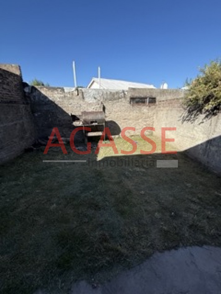 CALLE CASTAÑEDA . ALQUILO CASA DE 2 DORMITORIOS Y FONDO