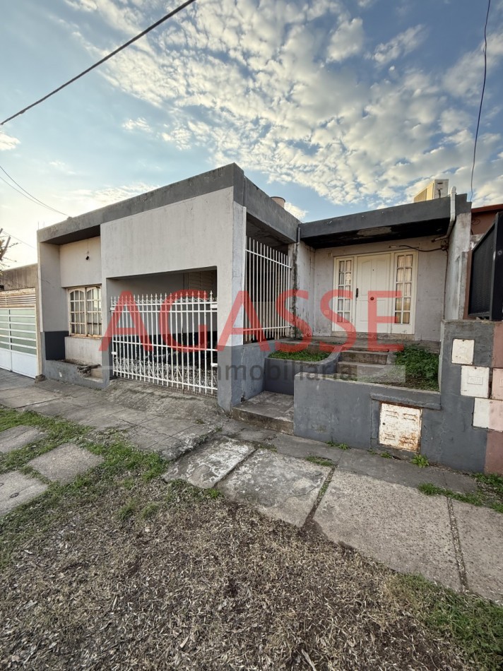 VENDO AMPLIA CASA CON LOCAL. CALLE VICE GOB. JOSE MARIA GARAYALDE