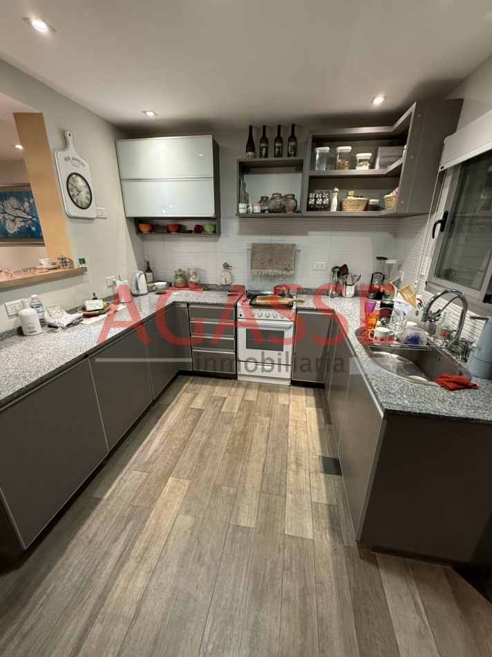 VENDO EXCELENTE DUPLEX 3 DORMITORIOS. PISCINA. 