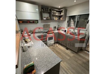 VENDO EXCELENTE DUPLEX 3 DORMITORIOS. PISCINA. 